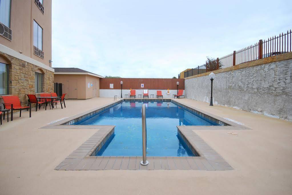 Express & By Ihg Hotel Gonzales